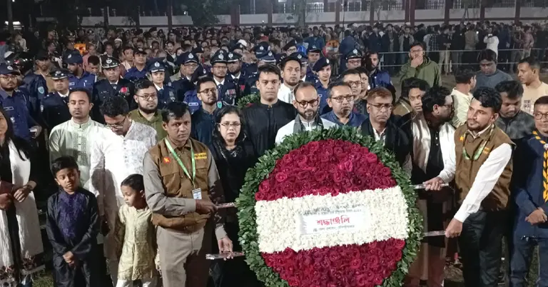 মৌলভীবাজারে শহিদ মিনারে শ্রদ্ধা জানাতে মানুষের ঢল